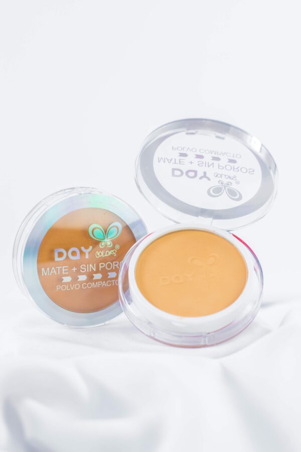 POLVO COMPACTO MATE + SIN POROS DAY COLORS